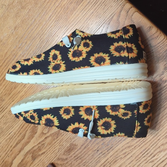 Sneakers - Picture 4 of 5